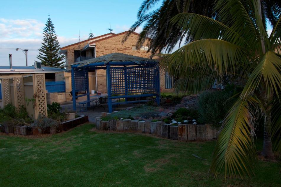 Esperance Beachfront Resort Екстериор снимка